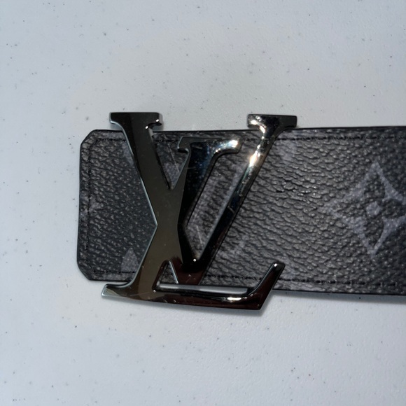 M9043W
LV Initiales 40MM Reversible
30/32in - Picture 3 of 9